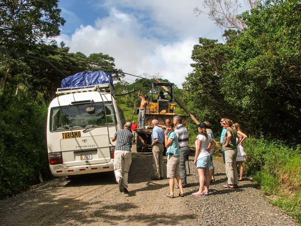 Een vrachtwagen heeft de kabel losgetrokken en een paal vernield