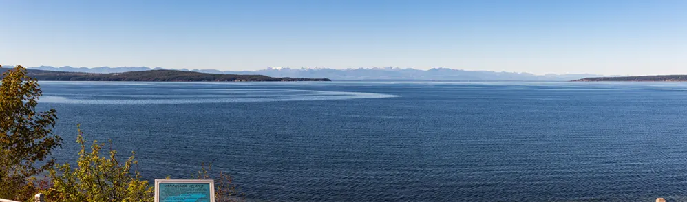 Vancouver Island aan de overkant van de Strait of Georgia